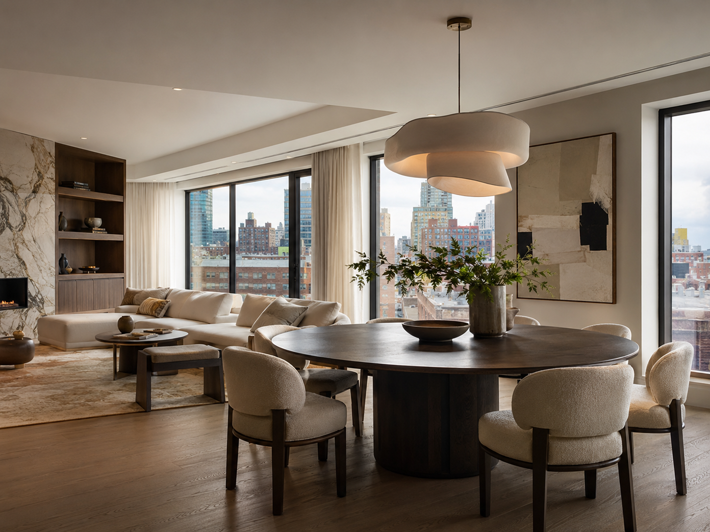 Espace de réception mis en valeur par le mobilier, la lumière et une circulation dégagée